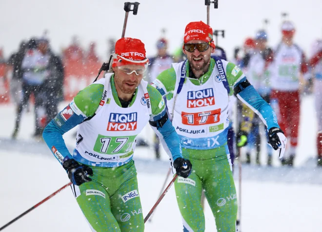 Jakov Fak in Klemen Bauer sta preizkusila sneg na Pokljuki. FOTO: Borut Zivulovic/Reuters