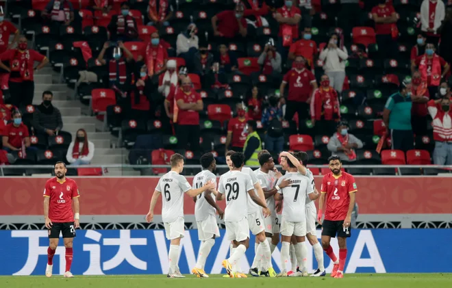 Robert Lewandowski igra pri 32 letih v fantastični formi, kar vedo tudi njegovi soigralci pri Bayernu. FOTO: Mohammed Dabbous/Reuters