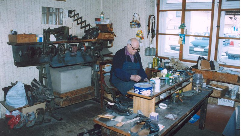 Fotografija: Jožef Levovnik je oboževal svojo delavnico. V njej je preživel ves dan, od zore do mraka. FOTO: arhiv družine Levovnik