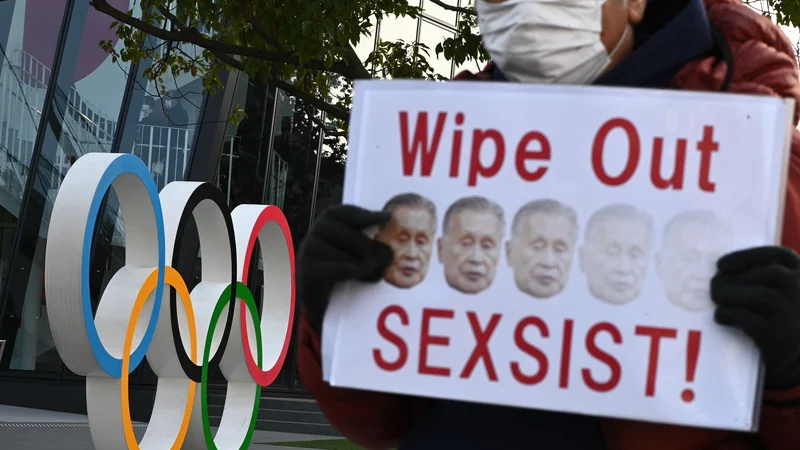 Fotografija: Zaradi neprimernih besed o ženskah so protestniki že zahtevali odstop predsednika organizacoijskega komiteja olimpijskih iger v Tokiu Jošira Morija. FOTO: Philip Fong/AFP
