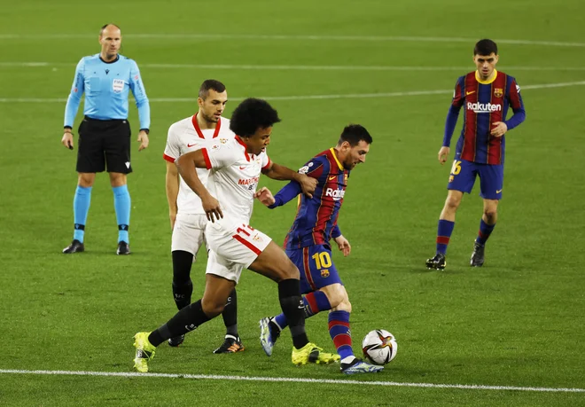 Na Camp Nou bodo Messi in drugi Barcelonini igralci lovili zaostanek z 0:2 iz prve polfinalne tekme poklanega tekmovanja. FOTO: Marcelo Del Pozo/Reuters