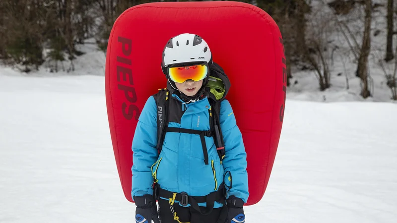 Fotografija: Vsekakor pa nam nahrbtnik ne sme dati lažne varnosti in s tem prepričanja, da sedaj, ko ga imamo, se lahko gibamo po bolj nevarnem terenu. FOTO: Gregor Kofler/Delo