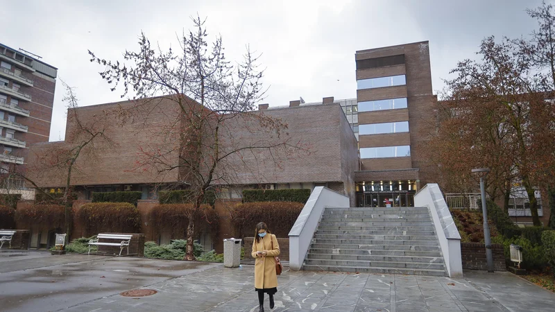 Fotografija: Prostori medicinske fakultete ne ustrezajo potrebam sodobne izobraževalne, raziskovalne in zdravstvene institucije. V stavbi namreč deluje okoli 200 zaposlenih in 750 študentov. Foto Jože Suhadolnik