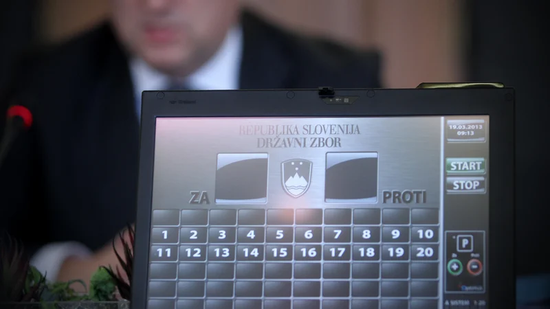 Fotografija: Prevzem glasovnic poslancev SMC nakazuje teoretično možnost za padec vlade. FOTO: Blaž Samec/Delo