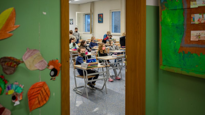 Fotografija: Slovenija je v oranžni fazi, zato se k pouku vračajo učenci v osnovnih šolah in maturanti, dovoljeni so izpiti in seminarji do deset študentov na fakultetah. FOTO: Voranc Vogel/Delo