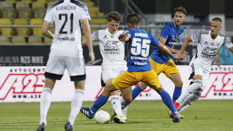 Fotografija: Prekmurci (v belem) so odigrali tekmo s Taborom, Celjani (v modro-rumenem) bodo igrali tekmo 20. kola šele naslednji teden. FOTO: Leon Vidic