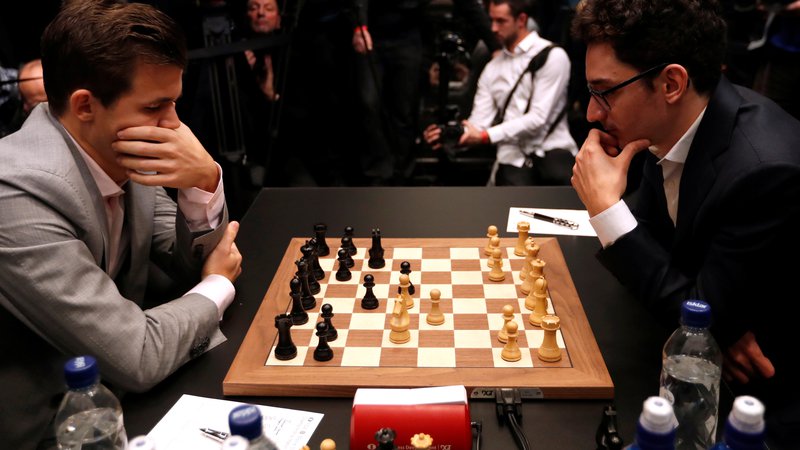 Fotografija: Magnus Carlsen in Fabiano Caruana. FOTO: Paul Childs/Reuters