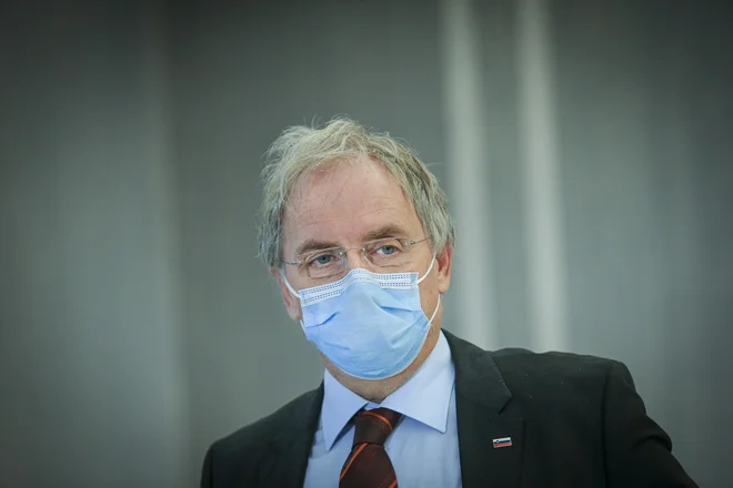 Aleš Hojs je glede namena prehoda meje ob robu vladne predstavitve lajšanja ukrepov izjavil, da svojih zasebnih poti novinarjem ne bo pojasnjeval. Še enkrat je zagotovil, da je upošteval vse odloke. FOTO: Jože Suhadolnik/Delo