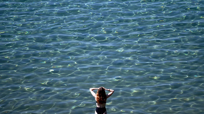 Fotografija: Kopalci na morju. FOTO: Roman Šipić/Delo
