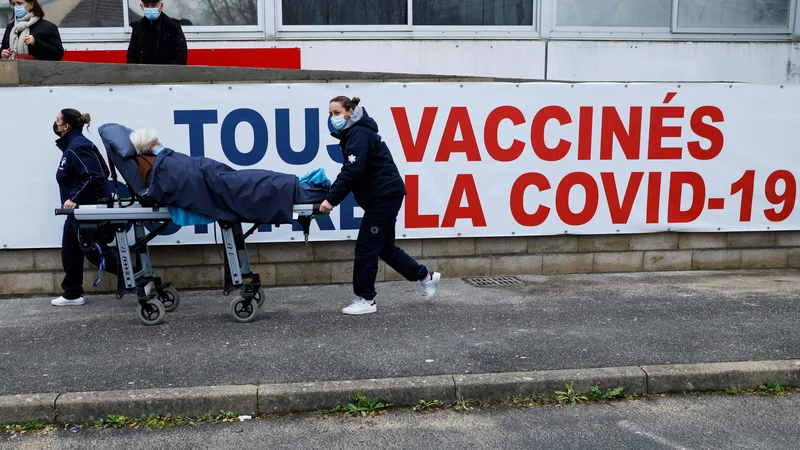 Francoske zdravstvene oblasti so cepivo AstraZeneke odobrile samo za mlajše od 65 let. Foto Thomas Samson/Afp