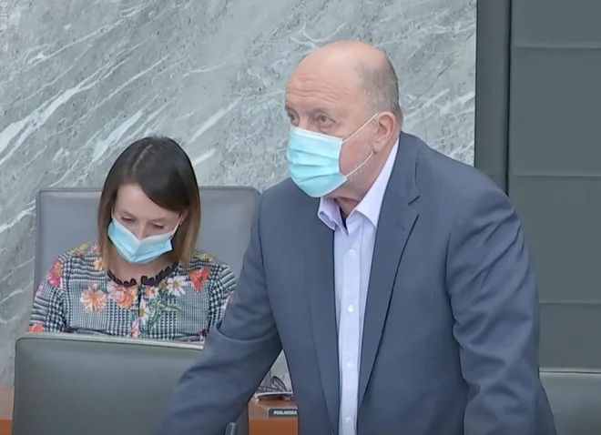 Vseskozi sem trdil, da poslanski kodeks ne bo izboljšal stanja. Volivci so tisti, ki presojajo pravilnost komunikacije poslancev, finančno kaznovanje pa je bedarija prve vrste, je prepričan Zmago Jelinčič, predsednik SNS. FOTO: Arhiv Dela