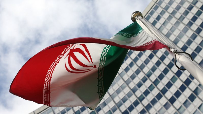 Fotografija: Iranska zastava pred sedežem Mednarodne agencije za jedrsko energijo (IAEA) na Dunaju Foto: Heinz-Peter Bader/Reuters