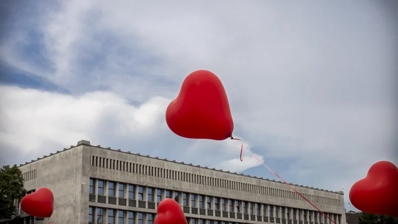 Fotografija: Ob polarizaciji in radikalizaciji tako levice kot desnice ni realno pričakovati, da bo zavračanja vsakršnega sodelovanja v razklani politiki konec. FOTO: Voranc Vogel/Delo