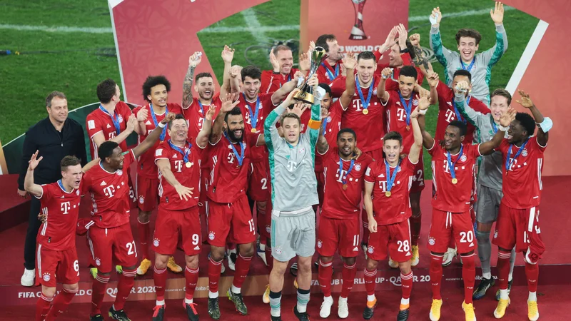Fotografija: Takole so se veselili rekordne šeste lovorike za leto 2020 nogometaši Bayerna, ki so na mestnem štadionu v Al Rayyanu premagali Mehičane. FOTO: Mohammed Dabbous/Reuters