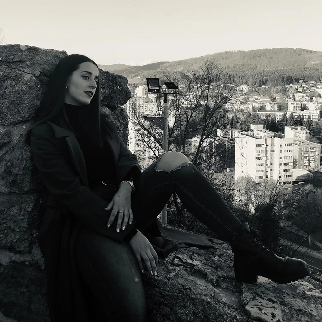 Maja Smajilović, mlada igralka, v domačem Velenju. FOTO: osebni arhiv