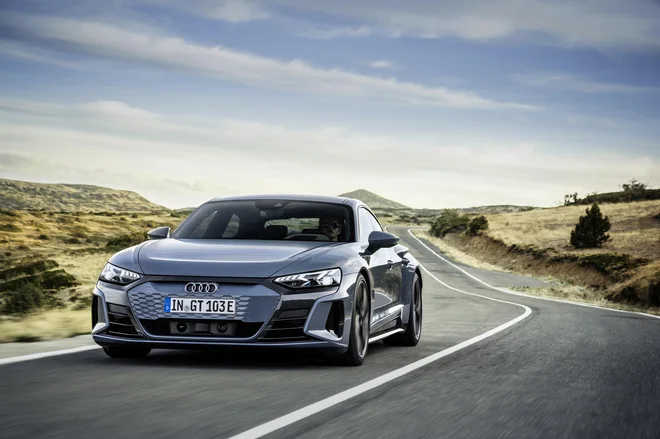 Audi e-tron GT quattro je verjetno avtomobil, ki ga bodo tisti z veliko denarja hoteli imeti. Če jim le ugaja električni pogon.<br />
Foto Audi
