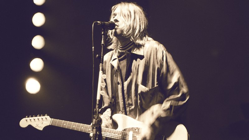 Fotografija: Kurt Cobain (na fotografiji med koncertom v Haki Tivoli leta 1994) je bil ikona tako imenovane generacije X in grungea, glasbe, ki je zaznamovala to generacijo. FOTO: Jure Eržen/Delo