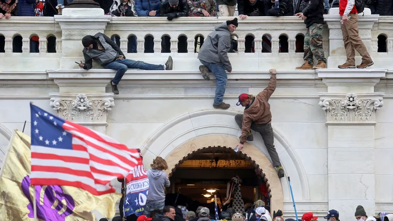 Fotografija: Tožilci so predvajali posnetke divjanja ob vdoru v kongres 6. januarja in jih povezali s Trumpovim govorom. FOTO: Leah Millis/Reuters