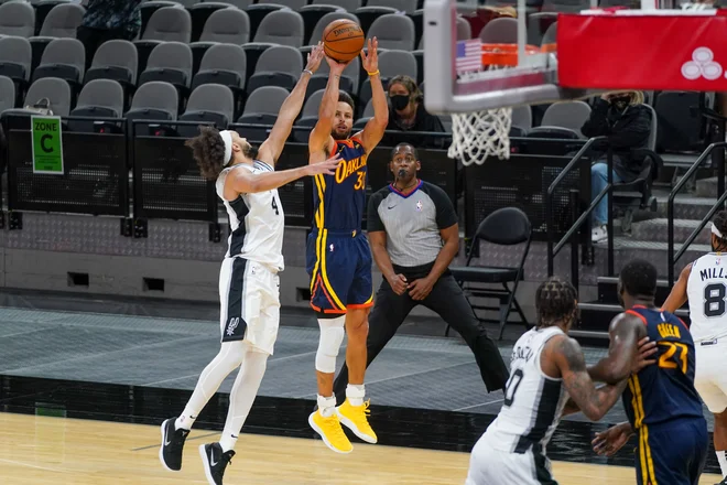 Stephen Curry je kar 30 izmed svojih 40 točk dosegel z metom za tri točke. FOTO: Daniel Dunn/Usa Today Sports