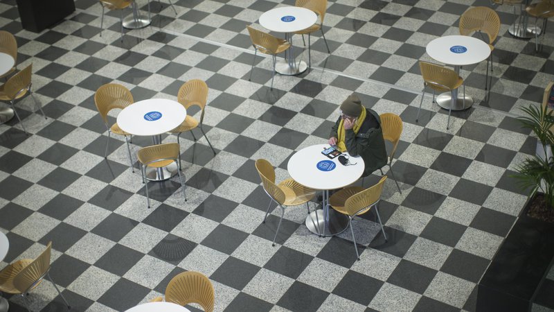Fotografija: Ljudi preveva občutek, da niso nič več kot figure na šahovnici. FOTO: Jure Eržen/Delo