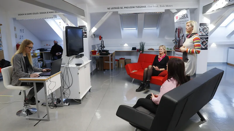 Fotografija: Informativni dan na srednji ekonomski šoli v Ljubljani, ki je potekal preko Zooma zaradi koronavirusa. FOTO: Leon Vidic/Delo