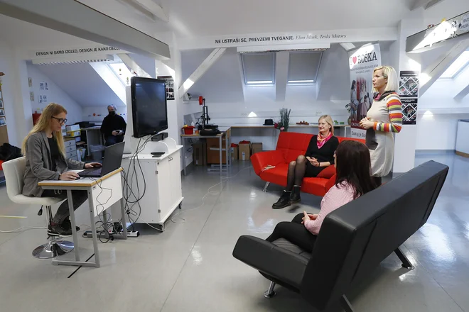 Informativni dan na srednji ekonomski šoli v Ljubljani, ki je potekal preko Zooma zaradi koronavirusa. FOTO: Leon Vidic/Delo