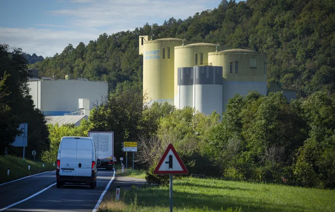 Cementarna Anhovo. Azbestni scenarij se v Salonitu v primeru sosežiga odpadkov ne sme ponoviti, pravijo v civilni iniciativi Danes. FOTO: Jože Suhadolnik/Delo