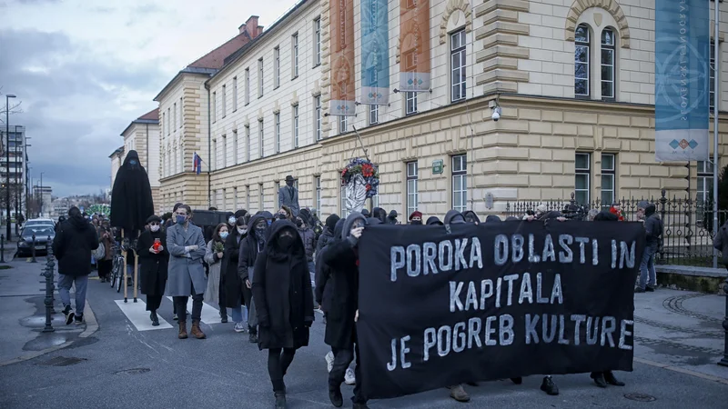 Fotografija: Ostro obsojamo vsakdanje izkazovanje nasilja, ustrahovanja in kaznovanja, kakršnemu smo bili priča tudi ob prazniku kulture. Foto Blaž Samec/Delo