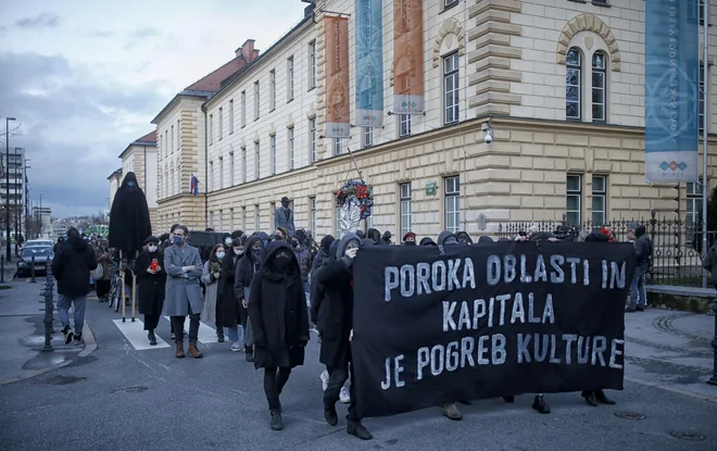 Ostro obsojamo vsakdanje izkazovanje nasilja, ustrahovanja in kaznovanja, kakršnemu smo bili priča tudi ob prazniku kulture. Foto Blaž Samec/Delo