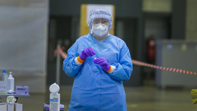 Fotografija: Hitremu testiranju se lahko izognete samo v primeru predložitve dokazila o tem, da ste covid-19 preboleli ali ste bili proti tej bolezni cepljeni. Foto Jože Suhadolnik