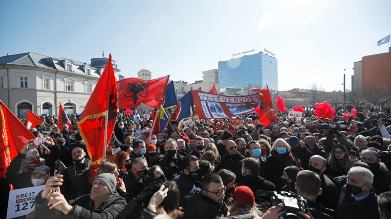 Fotografija: Kljub pandemiji so predvolilna zborovanja v Prištini privabila množice. FOTO: Florion Goga/Reuters