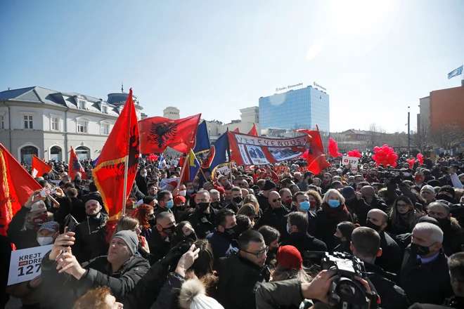 Kljub pandemiji so predvolilna zborovanja v Prištini privabila množice. FOTO: Florion Goga/Reuters