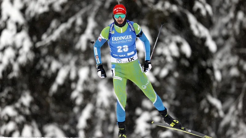 Fotografija: Jakov Fak v sprinterski preizkušnji ni zadel vseh strelov, prepočasen je bil tudi pri teku. FOTO: Matej Družnik