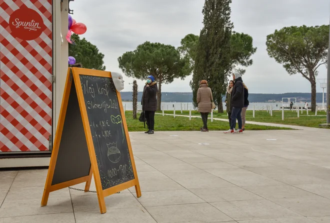 Ker smo Slovenci mahnjeni na to vrsto cvrtja, je pred vrati stojnice s krofi na portoroški promenadi do torka pričakovati v<br />
FOTO Arhiv LifeClass