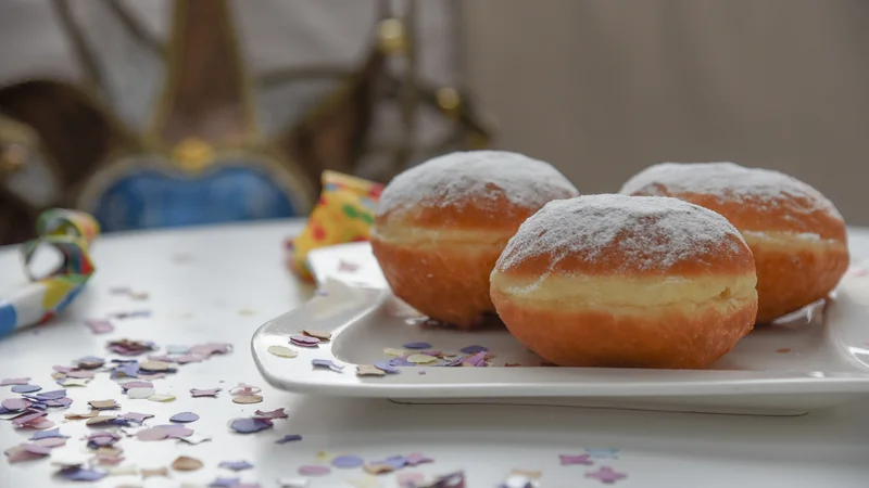 Fotografija: Klasični krof, ki že na pogled vzbuja tek. Recept je v slaščičarski delavnici že dolgo, v vseh teh letih so ga malo spreminjali, a ne preveč.
FOTO Arhiv LifeClass