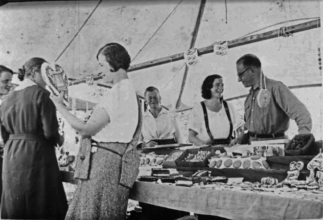 Lectarski »štant« ob žegnanju, Trška gora, leta 1939 Iz etnološke fototeke Dolenjskega muzeja