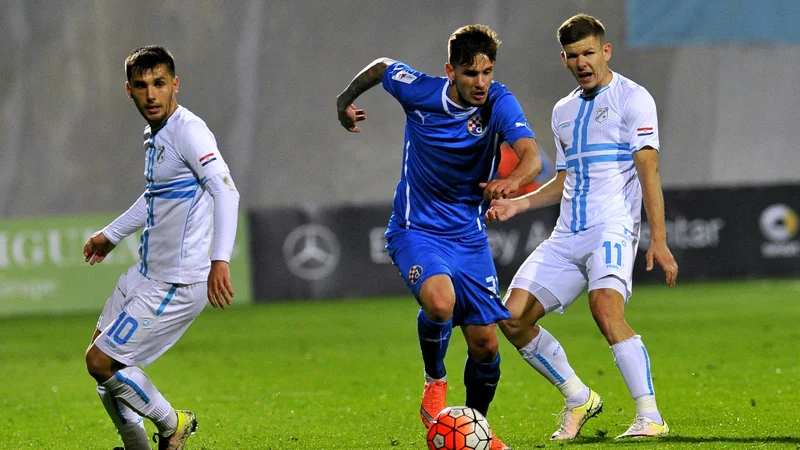 Fotografija: Petar Stojanović (v sredini) se bo v Zagrebu za barve Dinama proti slavonskemu Osijeku bojeval za nogometno prevlado hrvaške purgerske prestolnice. FOTO: Srđan Vrančić/Cropix