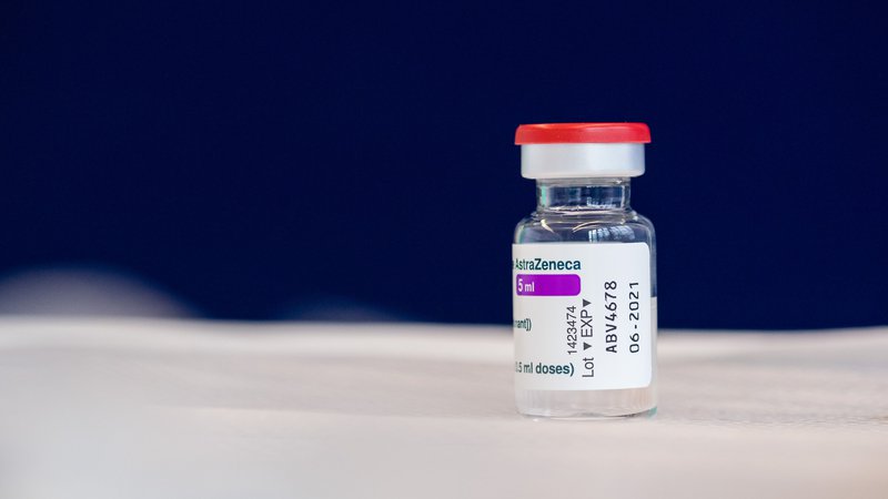 Fotografija: Cepivo AstraZenece bodo začeli testirati tudi na otrocih. FOTO: Jens Schlueter/AFP