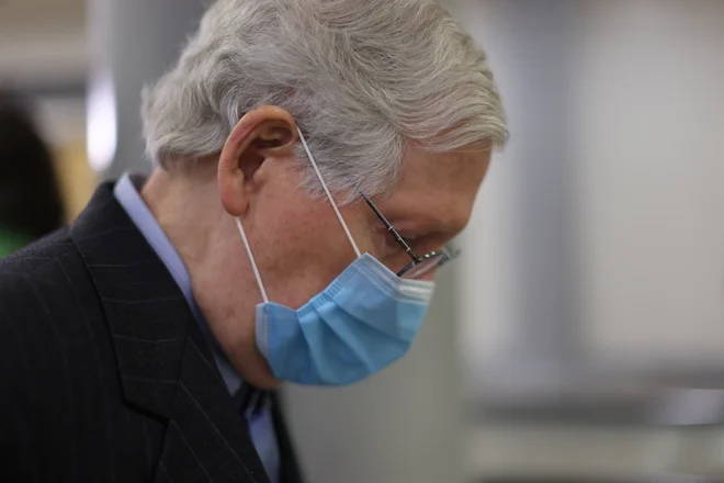 Senatni republikanski voditelj Mitch McConnell je ostro obsodil Trumpa, a vseeno glasoval proti ustavni obsodbi. Foto Jonathan Ernst/Reuters
