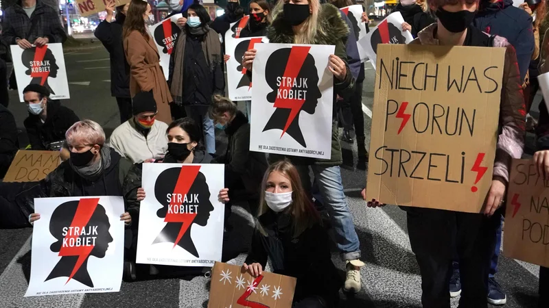 Fotografija: Poljski feministi so prepričani, da omejevanje pravice do izbire krši temeljne ustavne pravice. FOTO: Janek Skarzynski/AFP
