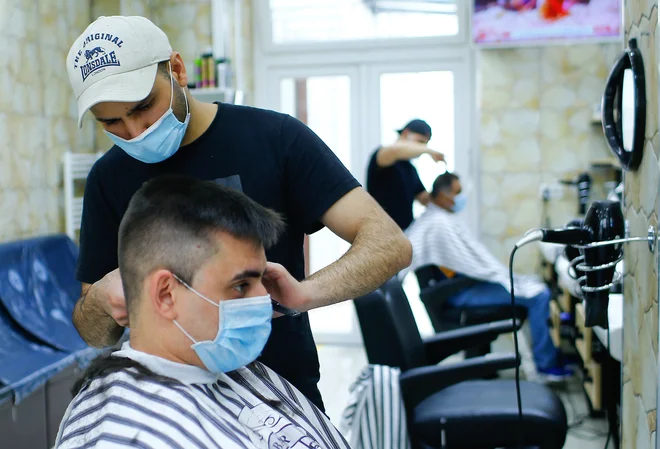 Nemška vlada je frizerske salone zaprla tudi v drugem valu pandemije covida-19. 1. marca bodo sicer lahko znova odprli vrata po osmih tednih zaprtja. FOTO: Thilo Schmuelgen/Reuters