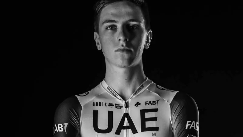 Fotografija: Tadej Pogačar se je 2020 s prepričljivo zmago na največji tritedenski etapni dirki Tour de France v cestnem kolesarstvu čez noč izstrelil med kolesarske zvezde. FOTO: UAE Emirates