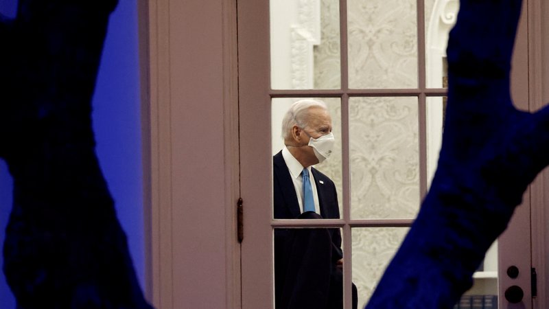 Fotografija: Novi demokratski predsednik Joe Biden je ob nastopu zavračal dosežke svojega predhodnika pri boju s pandemijo, program cepljenja naj bi bil v veliko slabšem stanju, kot so pričakovali. FOTO: Carlos Barria/Reuters