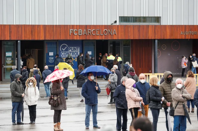 Na voliščih so v veljavi posebni varnostni protokoli. Med drugim morajo biti ob vhodih nameščena razkužila, obvezno je tudi ohranjanje medsebojne razdalje. Nekatera volišča so vzpostavili kar v športnih dvoranah, da bi omogočili dovolj prostora. FOTO: Albert Gea/Reuters