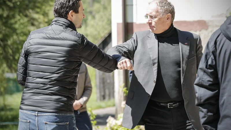 Fotografija: Obrambni minister Matej Tonin in notranji minister Aleš Hojs zgledno sodelujeta v vladi, ki se očitno ne more odločiti, ali so plače v javnem sektorju javne ali ne. FOTO: Uroš Hočevar/Delo