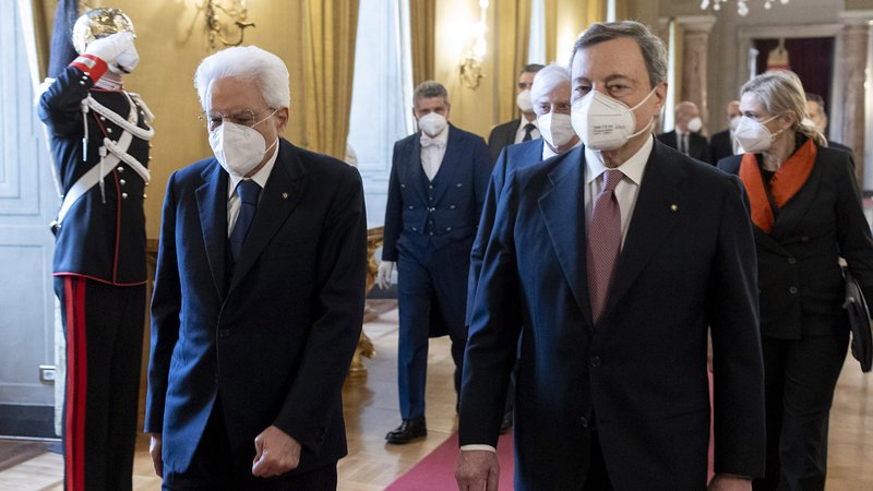 Fotografija: Mario Draghi (desno) je pri predsedniku republike Sergiu Mattarelli zaprisegel kot premier 67. italijanske vlade. FOTO: AFP