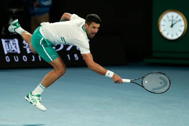 Novak Đoković je dva dneva po poškodbi brez težav uganjal akrobacije. FOTO: Brandon Malone/AFP