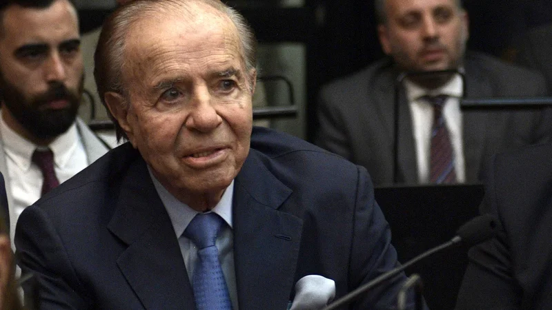 Fotografija: Carlos Menem je do smrti služboval kot senator. FOTO: Juan Mabromata/AFP