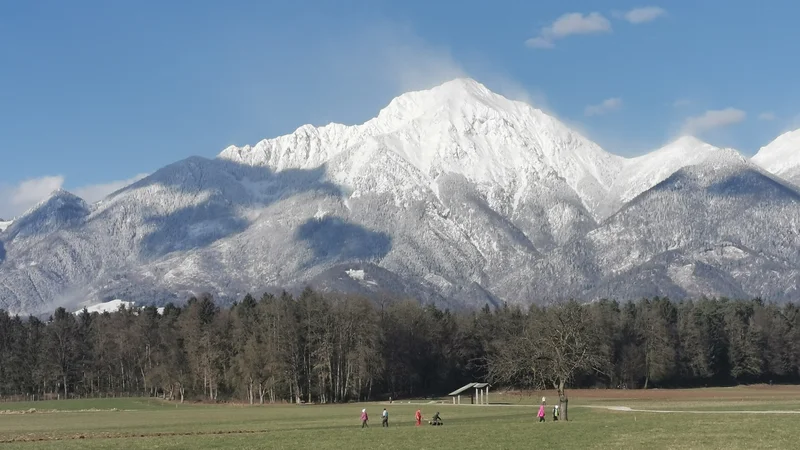 Fotografija: Kot so včeraj sporočili iz Gorske reševalne službe, je bila prva naveza alpinistov žrtev razmer, ki jih je krojil veter, druga alpinista pa sta kljub prvi nesreči nadaljevala vzpon in doživela nesrečo, ki je ogrozila tudi delo gorskih reševalcev. FOTO: Špela Javornik