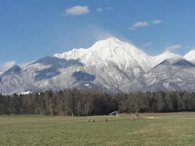 Kot so včeraj sporočili iz Gorske reševalne službe, je bila prva naveza alpinistov žrtev razmer, ki jih je krojil veter, druga alpinista pa sta kljub prvi nesreči nadaljevala vzpon in doživela nesrečo, ki je ogrozila tudi delo gorskih reševalcev. FOTO: Špela Javornik